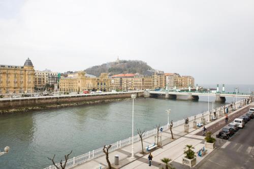 Deluxe Apt-Views To Historic Maria Cristina Hotel San Sebastian Exterior photo